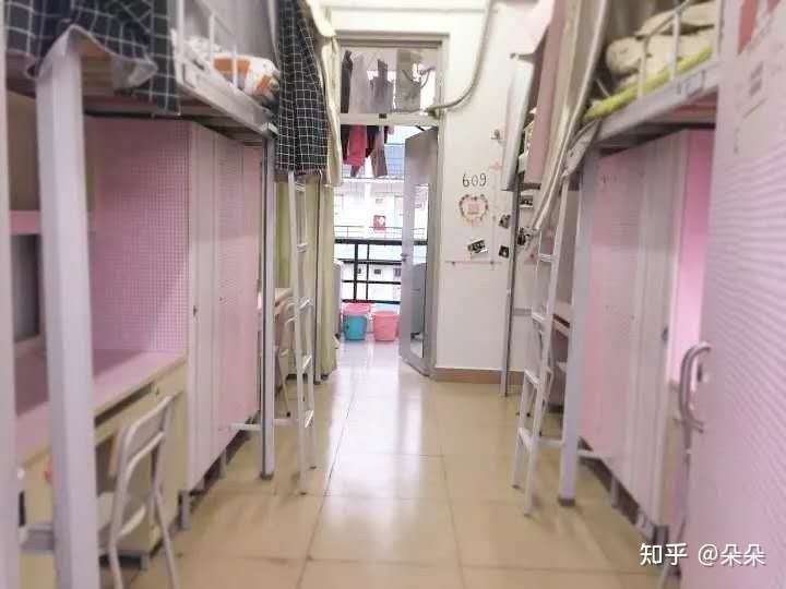 闽江学院的宿舍条件如何?校区内有哪些生活设施?