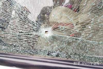 玻璃离奇损坏41岁男子酒后弹弓打玻璃