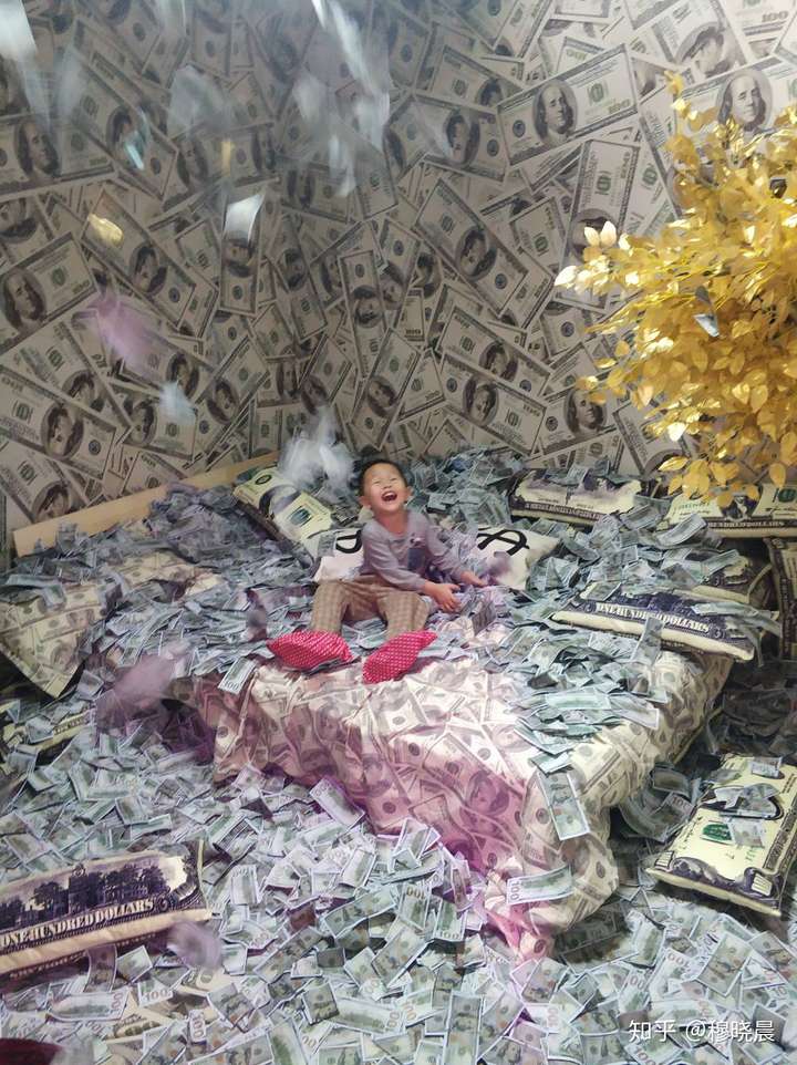我家娃,3岁3个月,被金钱蒙蔽了双眼,大眼睛都狂妄的笑没了