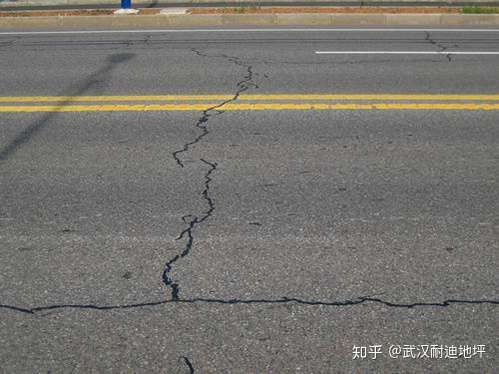 沥青路面裂缝产生原因和处理方法