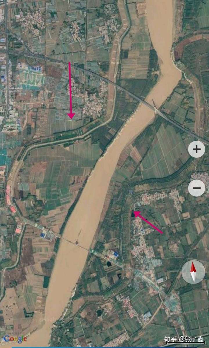 黄河山东段卫星地图,箭头指的是黄河大堤.