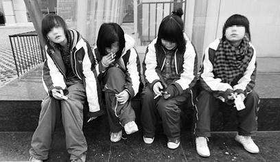 他们的控烟研究组对在校中学生进行了一项调查,结果显示,高中男生的