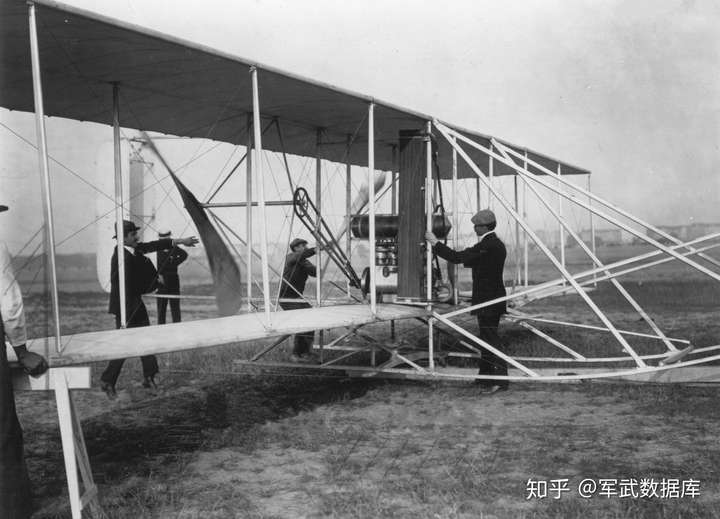 最早的有动力比空气重的飞机是莱特兄弟在1903年制造的飞行者一号,上