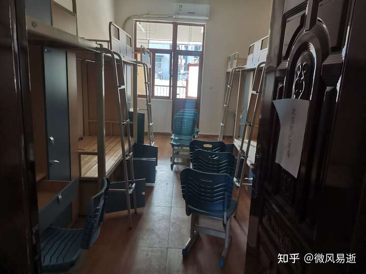 四川工业科技学院的宿舍条件如何?校区内有哪些生活设施?