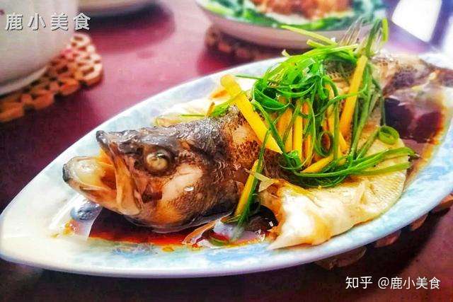 鱼不成席"看得很重,鸡肉菜式多以白切鸡,盐焗鸡为"上场开宴",鱼肉菜式