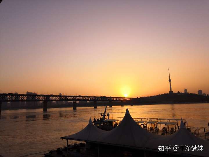 2019年,坐轮渡下船时拍的,夕阳下的武汉长江大桥