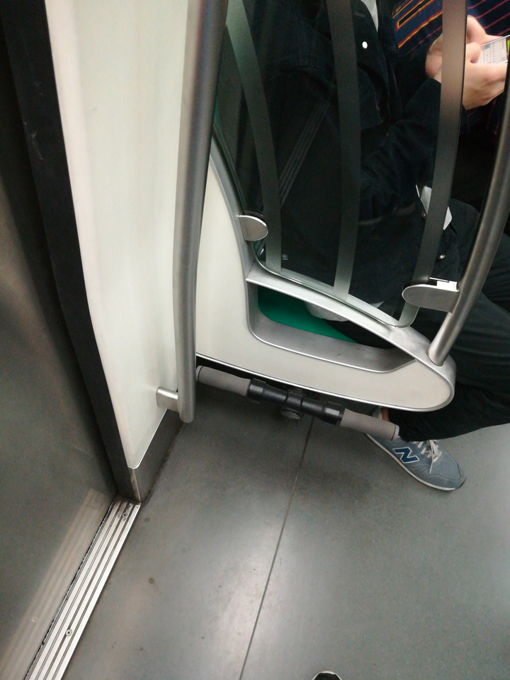 北京地铁八号线的话是完全可以塞到座椅下面.