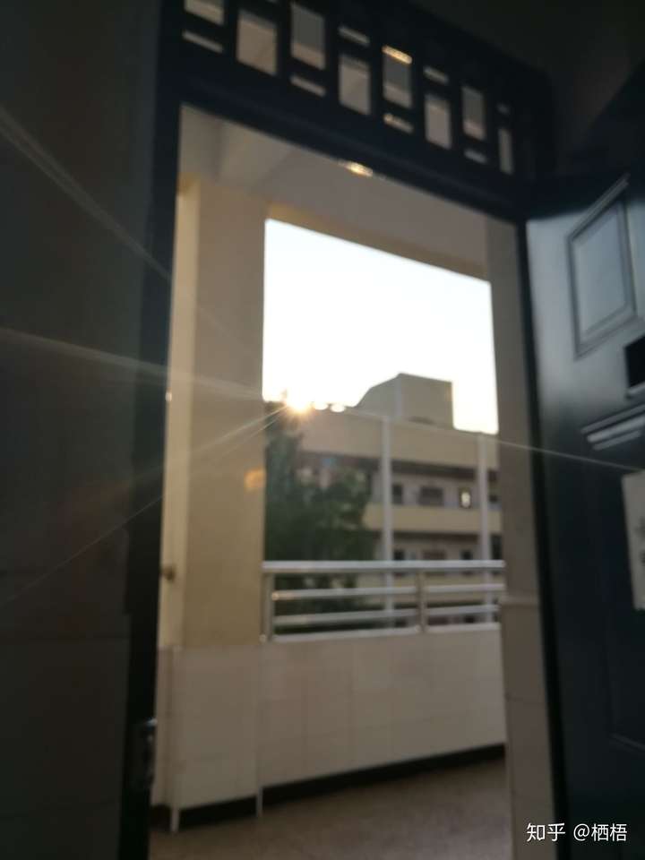 教室后门