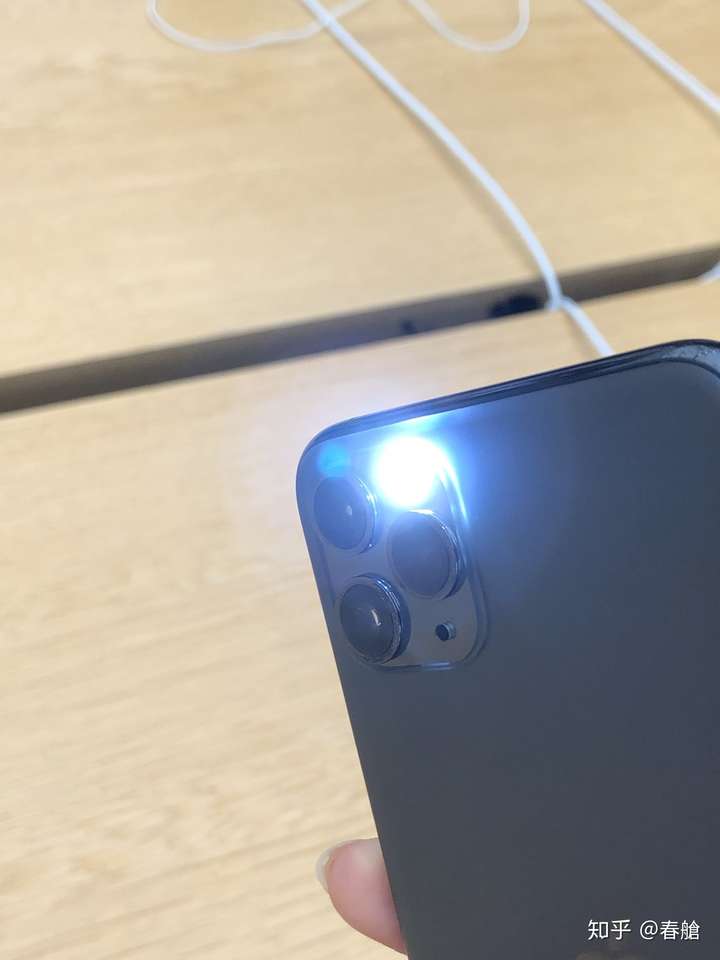 iphone11promax由于将原来iphone标配的蓝宝石镀膜镜头盖阉割成为了