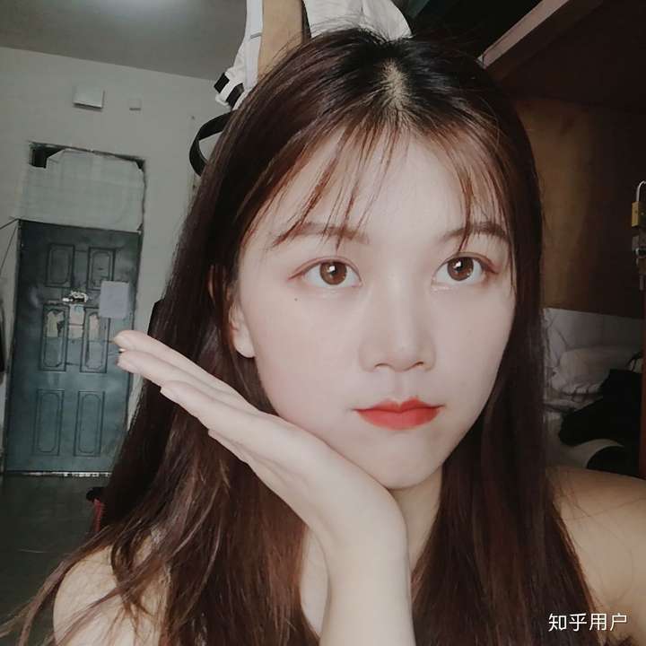 正脸看化了点淡妆还算挺好看的,侧脸就……不说了,今年去带牙套,痛苦