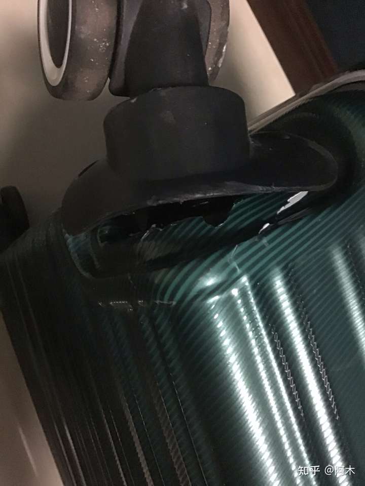 行李箱轮子与箱体连接处断开能修吗?