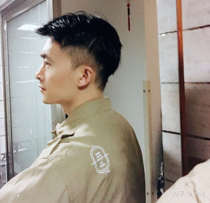 一下男生该如何正确减出帅气发型,先放几张我前两天自己理发后的效果