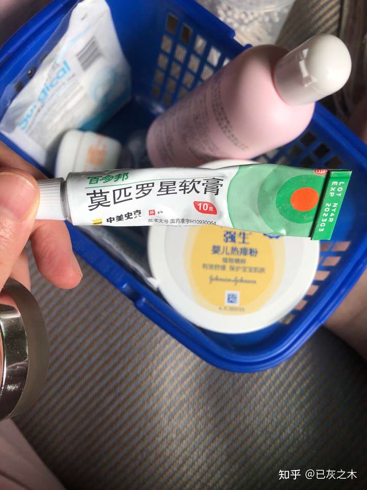 母乳喂养的宝宝肛门处有红色破皮,用药后不见好怎么办?