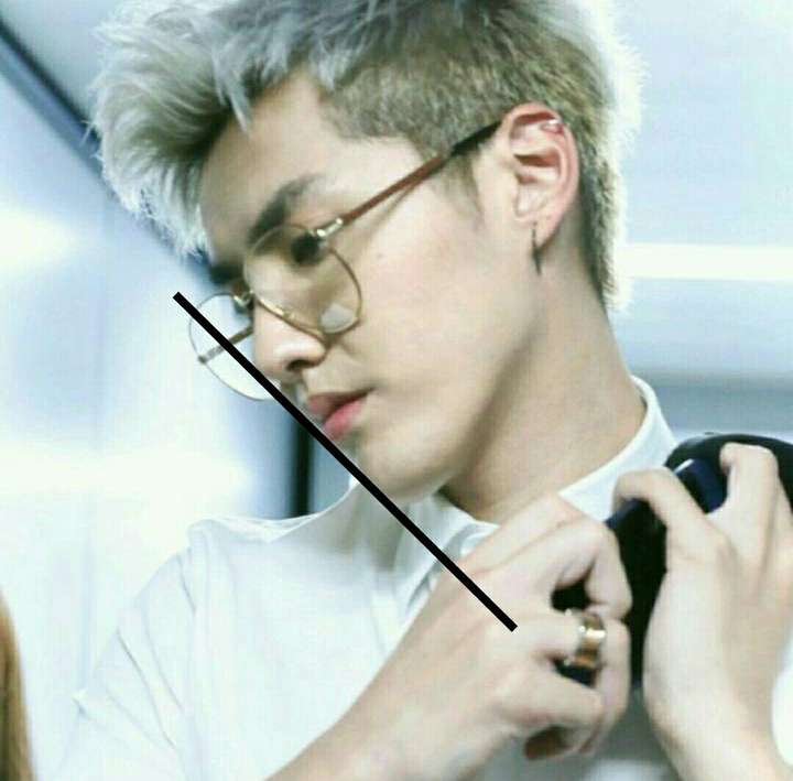再看看吴亦凡,鼻子嘴唇下巴三点一线,有美人线的侧脸就是美颜杀手!
