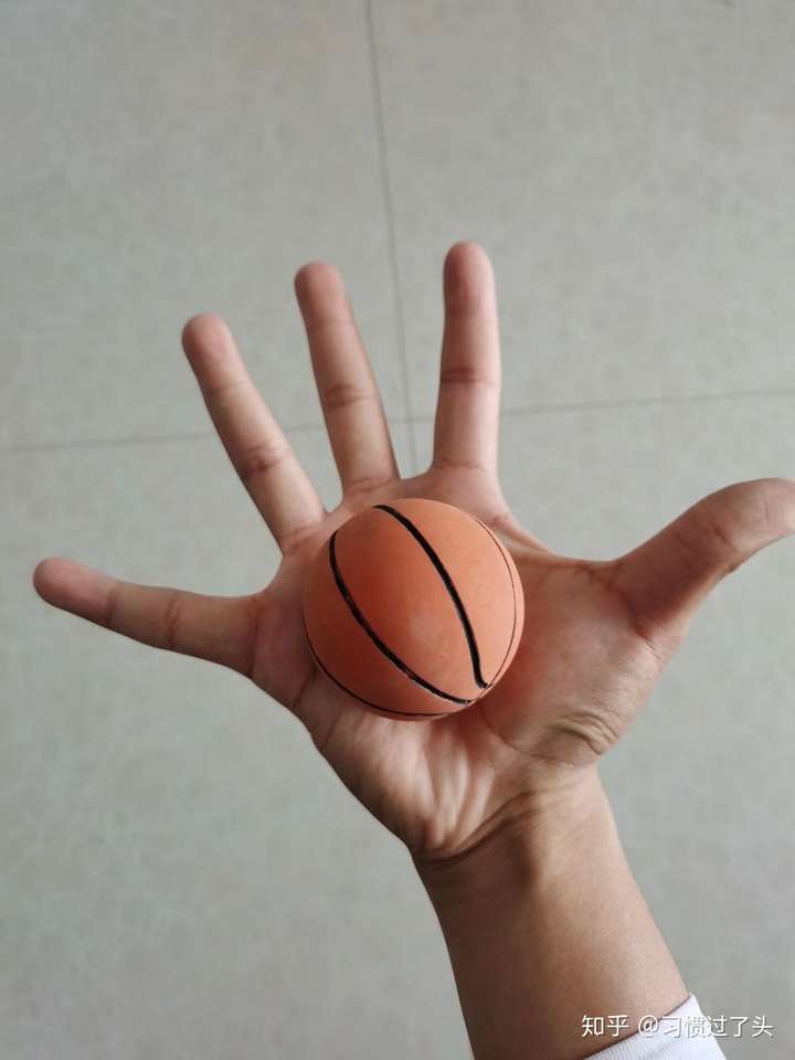 篮球单手抓球怎么练?