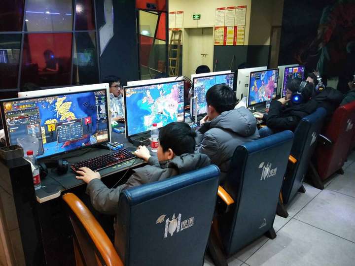 你在网吧玩过什么游戏让你成为人群中的焦点?
