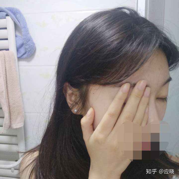 整天头发散下来的女生怎么做到头发不乱的?