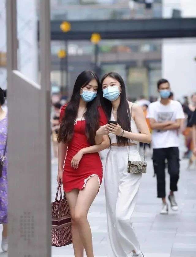 街拍美女:时尚红裙美女穿搭