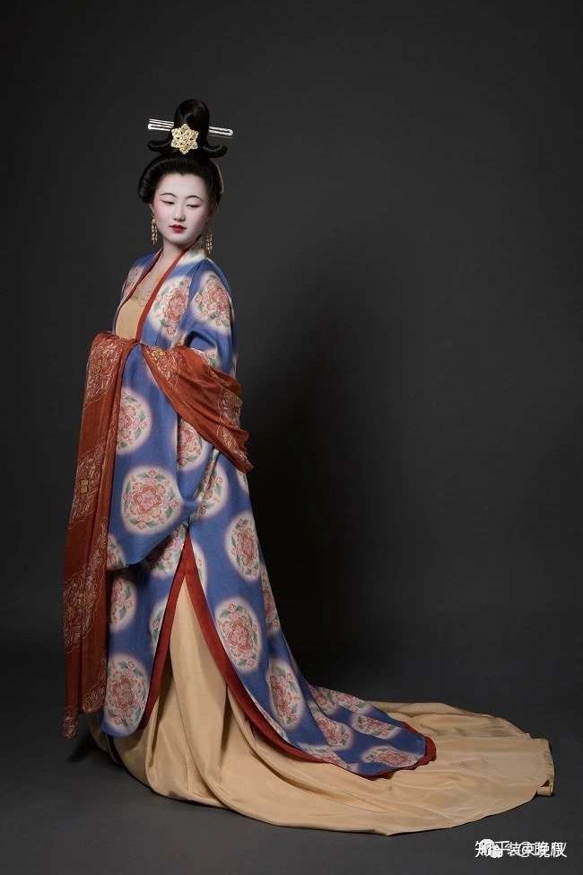 个微博博主"装束复原"在更新一些关于古妆与汉服的原创作品,多为唐代