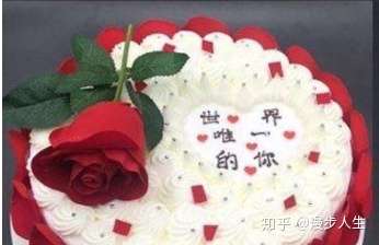 和女朋友同一天生日,过几天就是我们第一次在一起过生日,生日蛋糕上