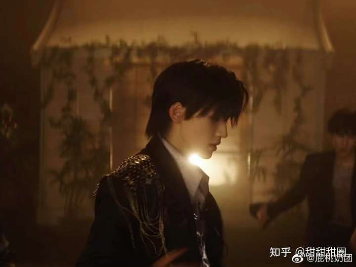 宋亚轩在新歌《朱雀》的mv中表现如何?