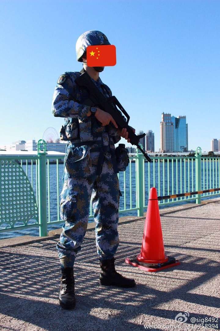 如何看待漫展上有人穿中国维和部队制服下跪?