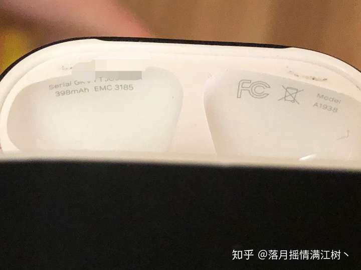 为什么我的airpods2无线充电版充电仓内代码只有两排