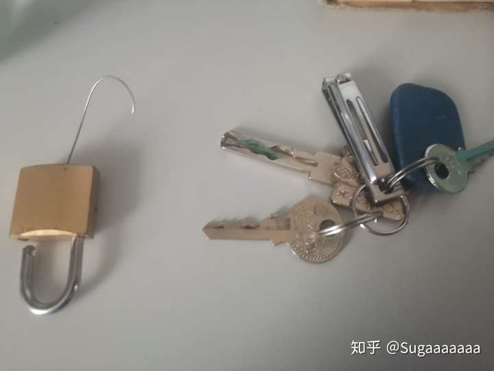 学校柜子的钥匙丢了,自己怎么开锁?