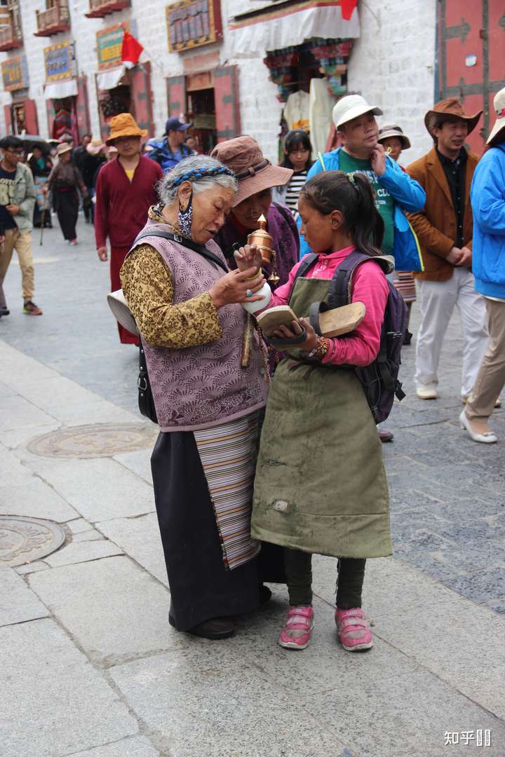 大昭寺广场磕长头的藏民