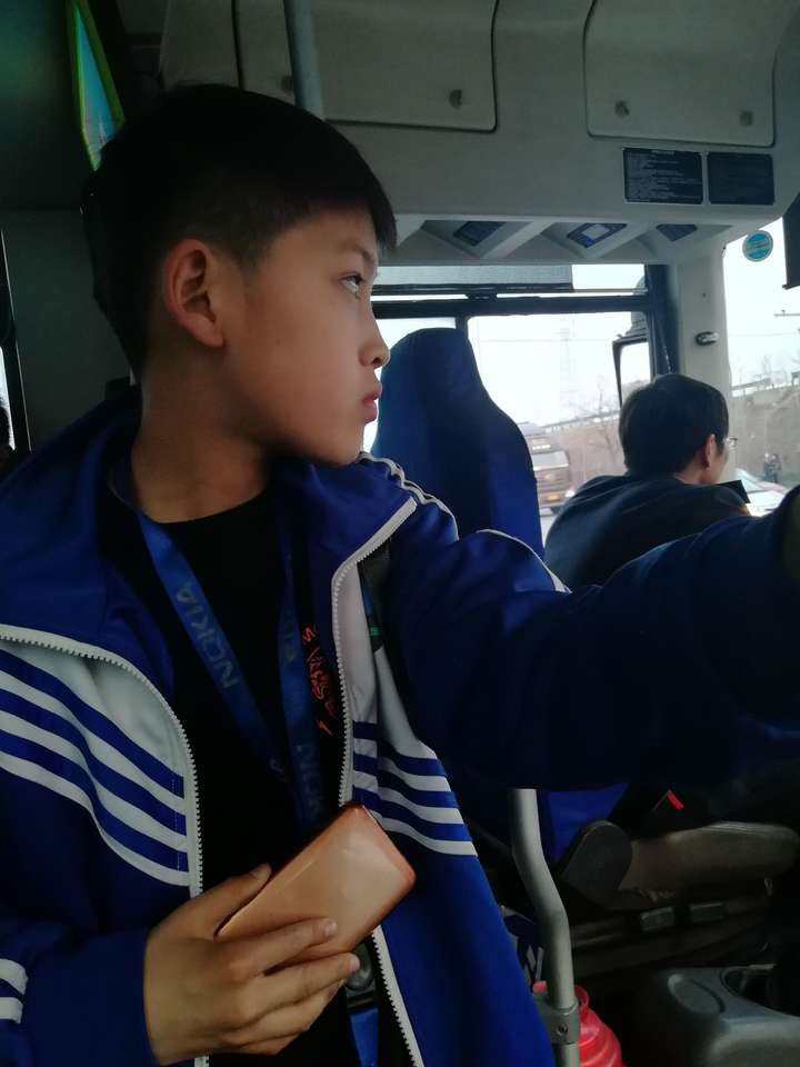 一个小学生嘻嘻