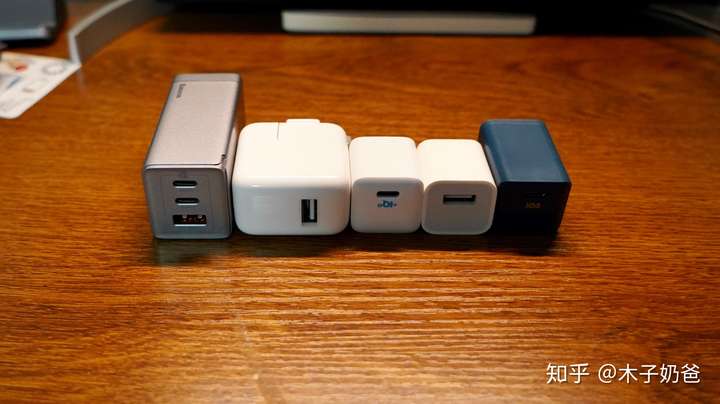 带有usb口的不是 带有usb-c口的是 iphone11是从不附送充电头开始换