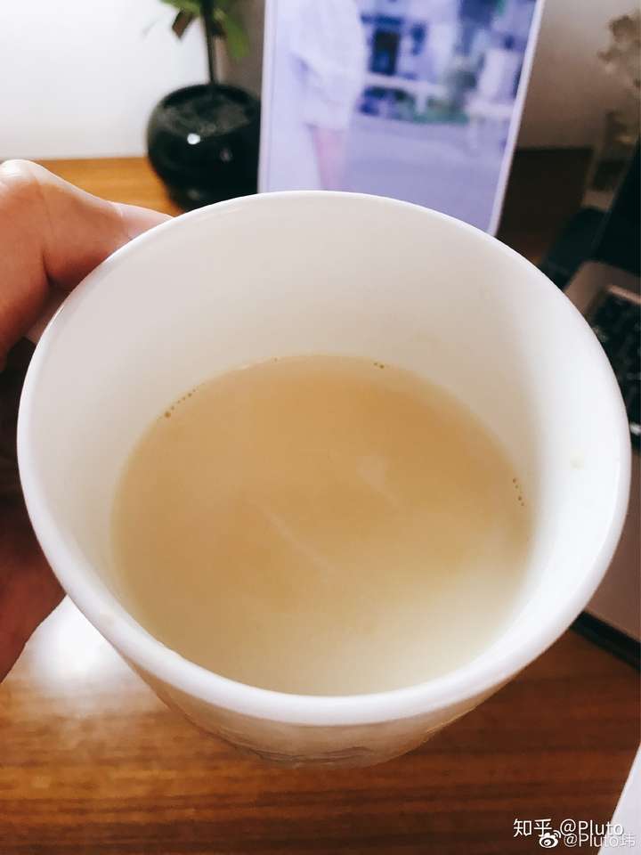 根据我的经验 红茶牛奶炼乳 就是把茶叶煮开,然后放牛奶,最后炼乳