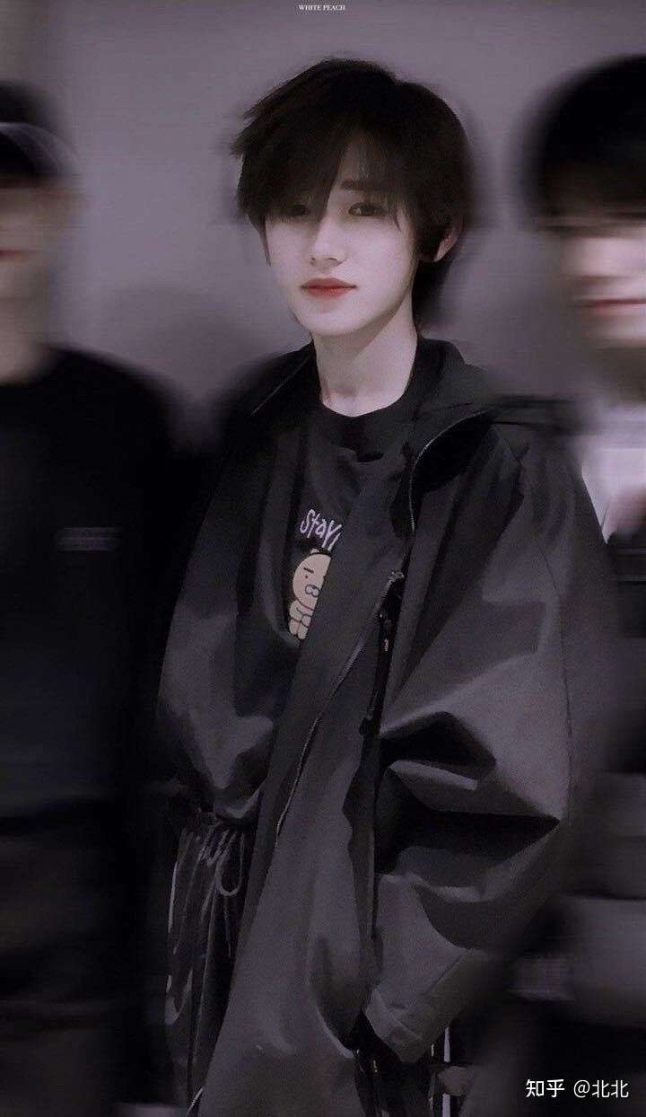 宋亚轩吧 王牌看到他的 画质挺糊的 也没觉得多帅  我就觉得他笑到了