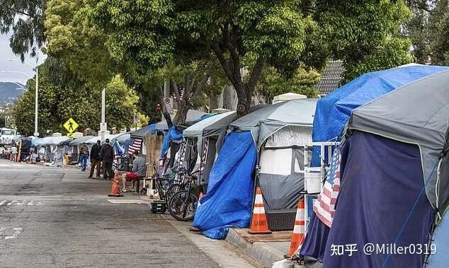 第一,洛杉矶威尼斯海滨的居民区,目前已经与流浪汉的帐篷融为了一体