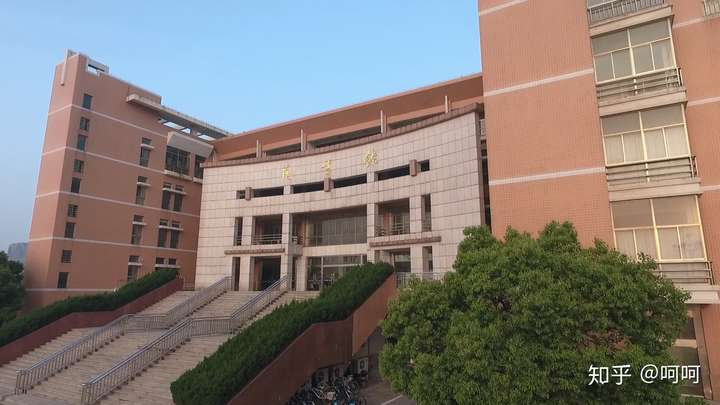 滁州学院的图书馆或教室环境如何?是否适合上自习?