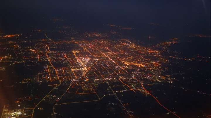晚上飞机降落上海,怎么样能更好看夜景?