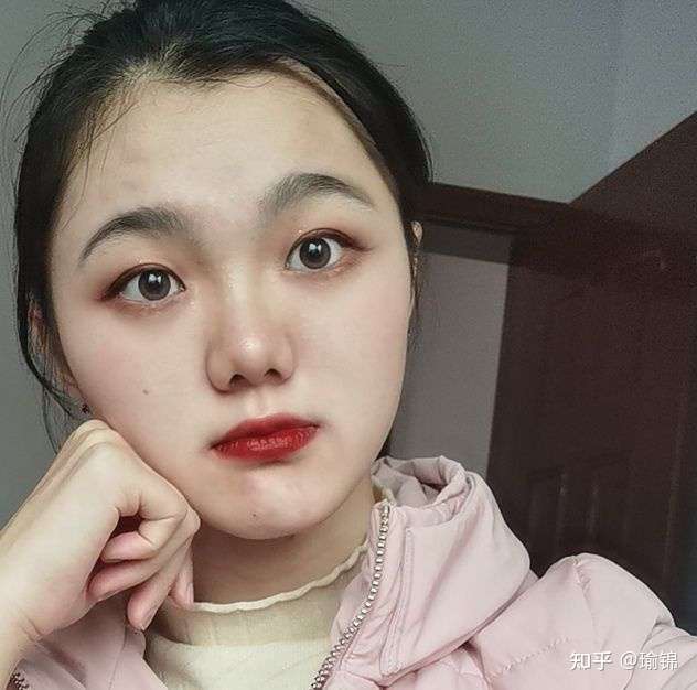 你身边有塌鼻子,圆脸却还可以的女生吗?