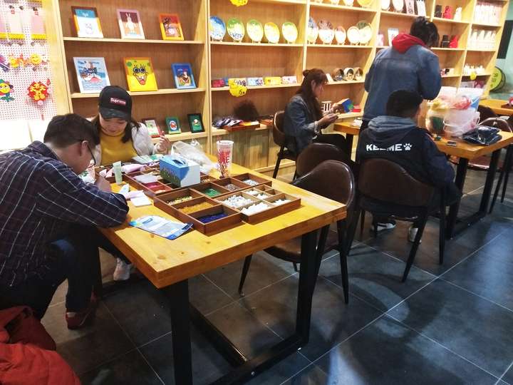 针对现在的儿童,手工制作为主的手乐汇儿童diy手工坊店深受消费者