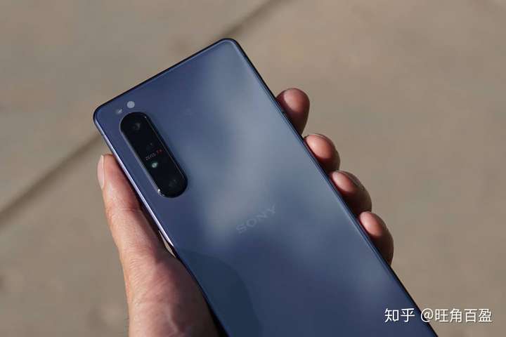 索尼xperia1ii马克兔不同角度的紫色