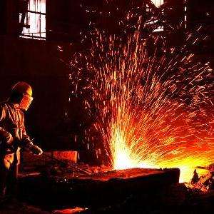 炼钢(steel making)指把炼钢用生铁放到炼钢炉内按一定工艺熔炼,调整