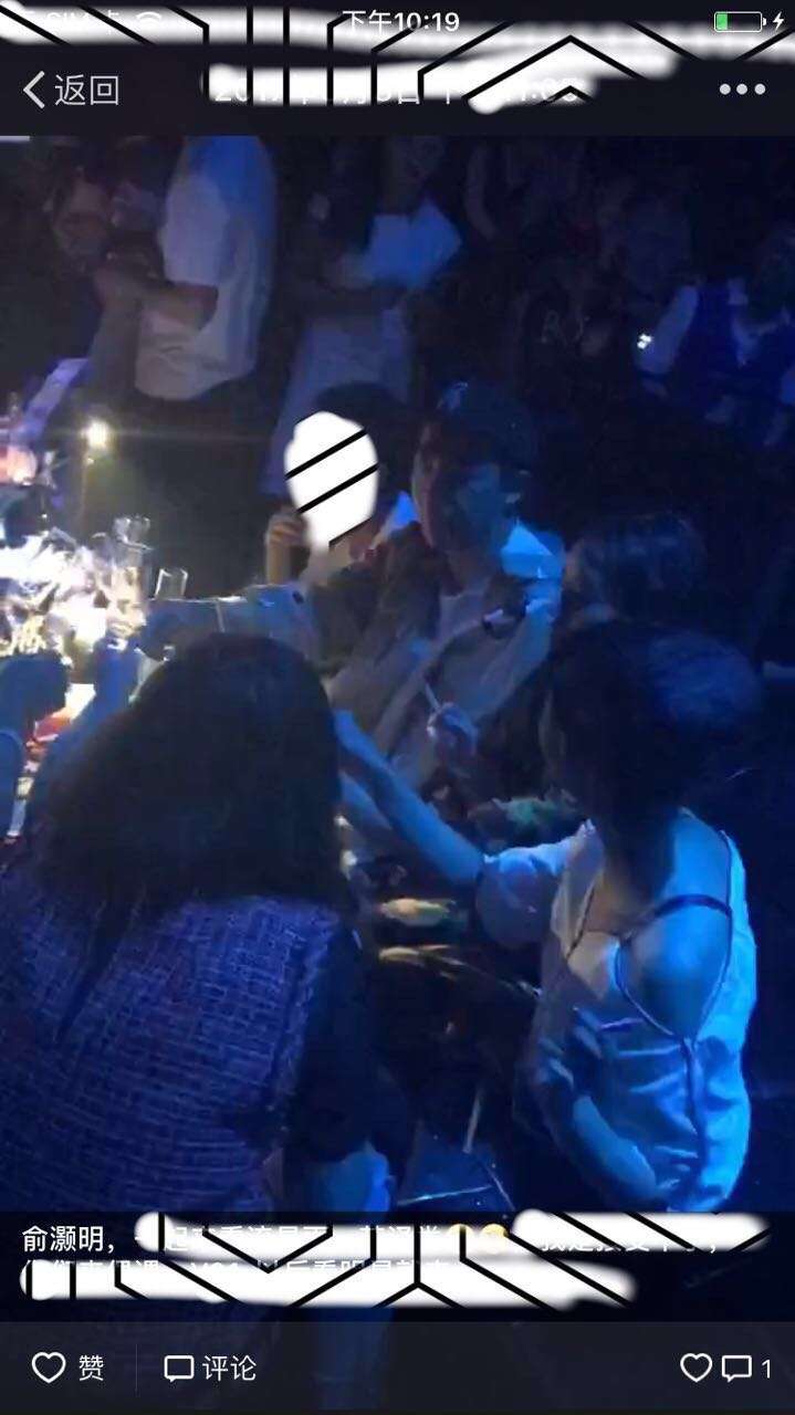 这是前几天朋友拍到的某个明星来酒吧喝酒的照片