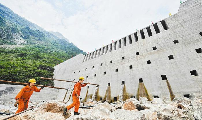 采用混凝土或者浆砌片石等材料修筑大坝,坝体上开有众多泄流孔,有的