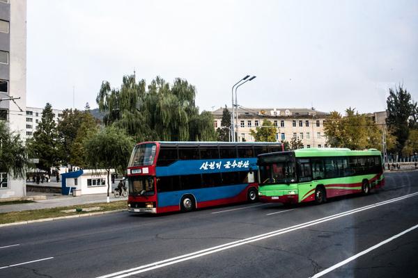 平壤街景: 绿化率很高的一座城市,各式各色的复古公交车.