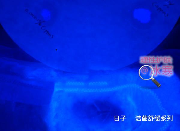 2a)可见光下四个浓度的荧光剂; 2b)伍德灯下四个浓度的荧光剂 将不同