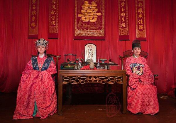 马上要结婚了,不想穿婚纱,太普通了。本人汉族