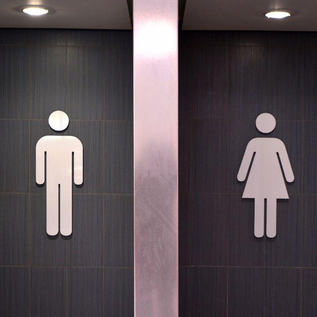 这家商场出了个规定,让顾客自己选想去男厕所还是女