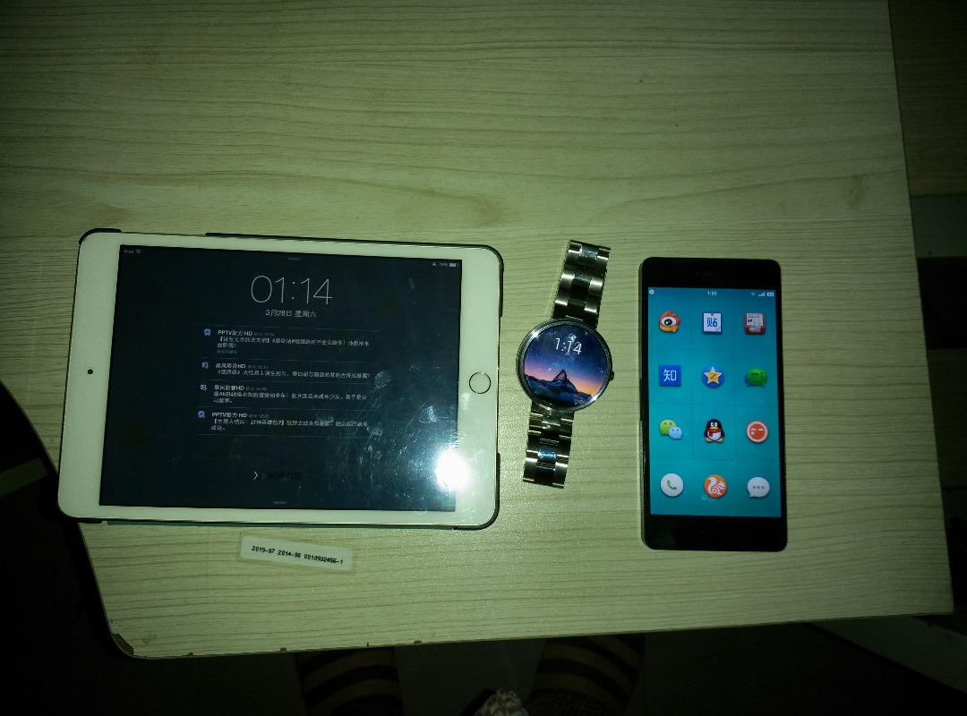 有 2000 元预算,需要买一台平板电脑、一部智能