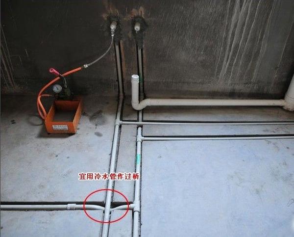 厨房燃气热水器布局,注意安装高度和插座的合理性.