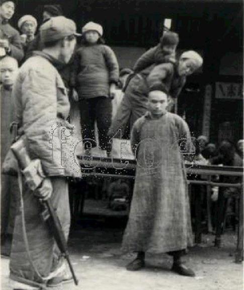 1952年10月,中南区土地改革展览会展品:地主迫害农民的手段"挖眼"