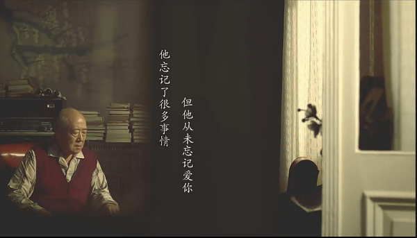 一位老人表情木讷地望向家门,等待着儿子的回家.